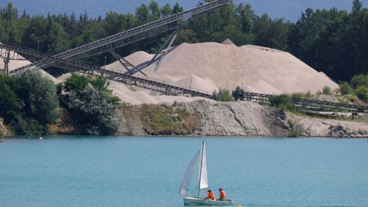 Una barca a vela sul lago (archivio)