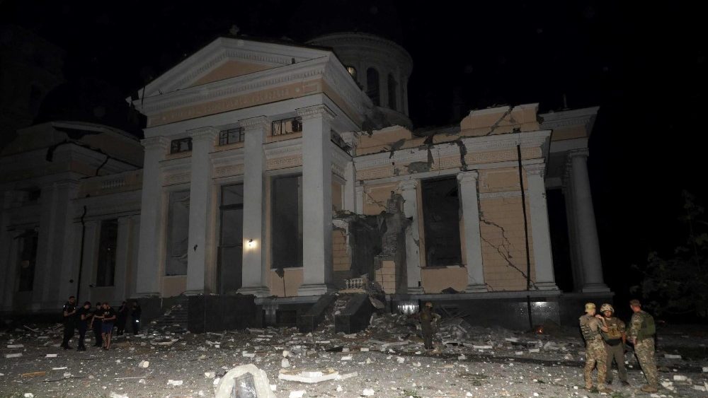 Militares ucranianos do lado de fora da Catedral da Transfiguração danificada como resultado de um ataque com míssil em Odesa, no início de 23 de julho de 2023. Pelo menos uma pessoa foi morta e mais de 15 ficaram feridas em um ataque russo na cidade portuária de Odesa, no sul da Ucrânia, o disse o governador da região. (Foto de Oleksandr GIMANOV / AFP)