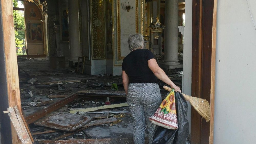 Pessoas limpam escombros perto da Catedral da Transfiguração danificada por um ataque de míssil na região de Odesa, sul da Ucrânia, em 23 de julho de 2023. Odesa foi atacada por 19 mísseis de diferentes classes no início de 23 de julho, com nove sendo abatidos, de acordo com um comunicado da Ucrânia Força do ar. EPA/IGOR TKACHENKO