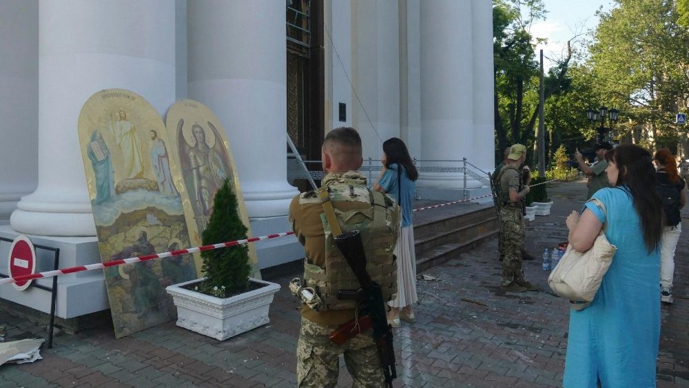 As pessoas olham aos ícones salvos da Catedral da Transfiguração danificada por um ataque de míssil na região de Odesa, sul da Ucrânia, 23 de julho de 2023. EPA/IGOR TKACHENKO