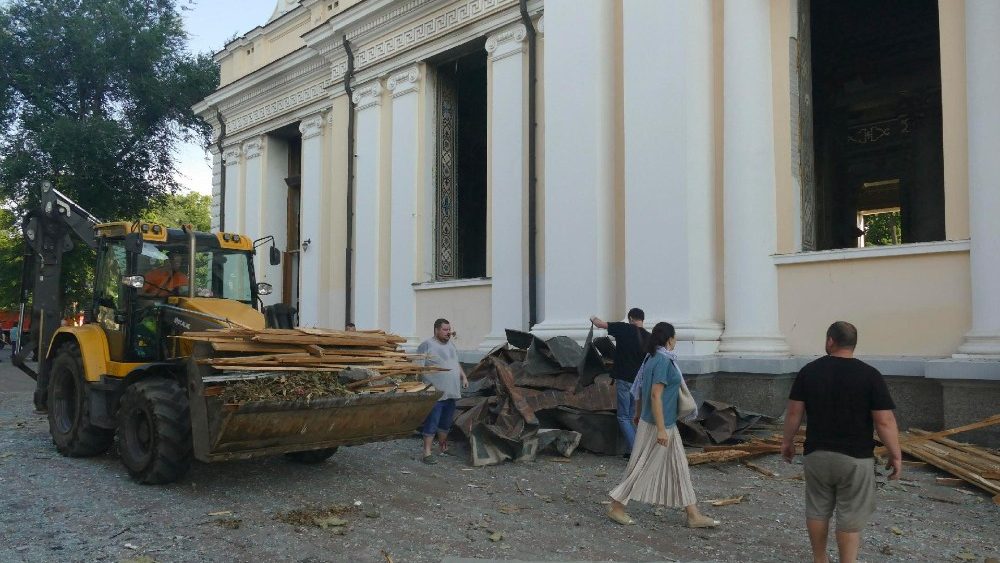 Pessoas limpam escombros perto da Catedral da Transfiguração danificada por um ataque de míssil na região de Odesa, sul da Ucrânia, em 23 de julho de 2023. Odesa foi atacada por 19 mísseis de diferentes classes no início de 23 de julho, com nove sendo abatidos, de acordo com um comunicado da Ucrânia Força do ar. EPA/IGOR TKACHENKO