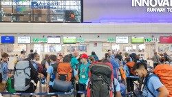 Mladí poutníci odlétají z římského letiště Fiumicino, řada jich však cestuje lodí anebo dokonce na kole