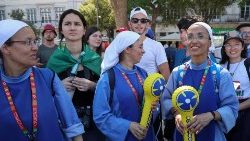 Mladí poutníci přijíždějí do Lisabonu