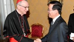 O cardeal Pietro Parolin com o presidente vietnamita Vo Van Thuong (ANSA)