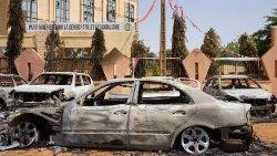 Das Hauptquartier der Regierungspartei in Niamey wurde von Putschisten in Brand gesteckt