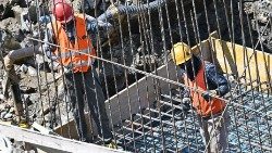 Giornata nazionale delle vittime sul lavoro: due lavoratori in un cantiere