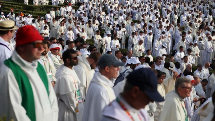 Umati wa Makuhani wanaosindikiza vijana wakati wa Misa Takatifu