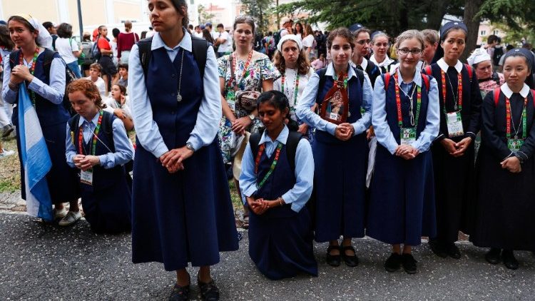 Vijana wakiwa wanaudhria misa Takatifu