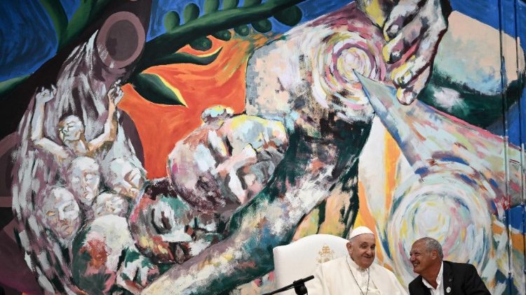 Il Papa durante l'incontro con i giovani di Scholas Occurrentes a Lisbona