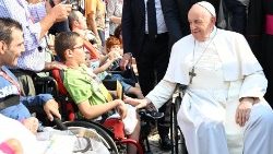 O Papa saúda alguns doentes