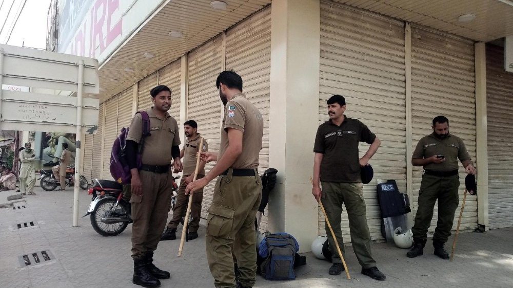 Policiais  paquistaneses patrulham depois que multidões atacaram igrejas e casas cristãs após acusações de blasfêmia em Jaranwala, perto de Faisalabad, Paquistão, em 17 de agosto de 2023. EPA/ILYAS SHEIKH