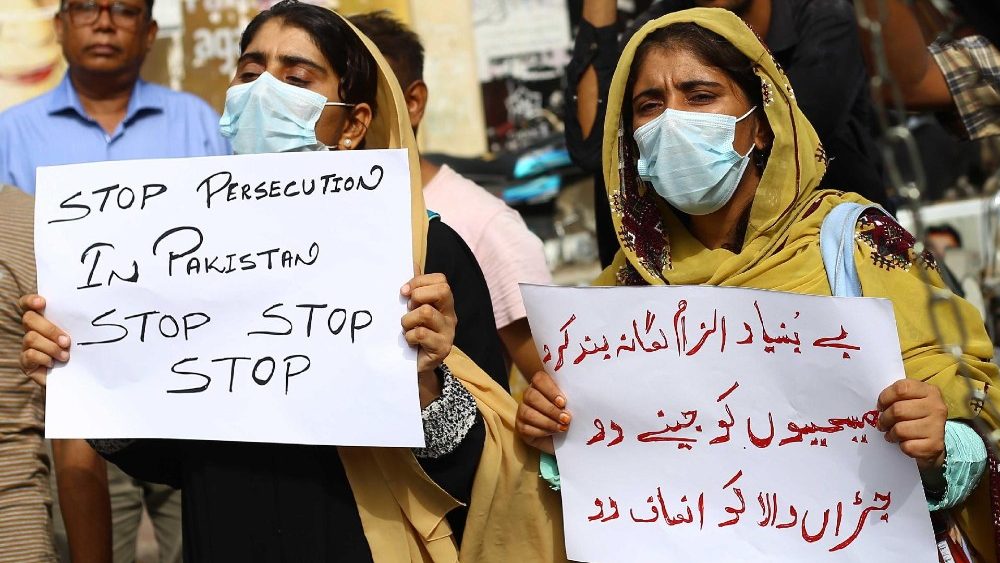 Membros da comunidade cristã seguram cartazes durante um protesto contra os incidentes de violência em Faisalabad, em Karachi, Paquistão, em 17 de agosto de 2023. EPA/SHAHZAIB AKBER