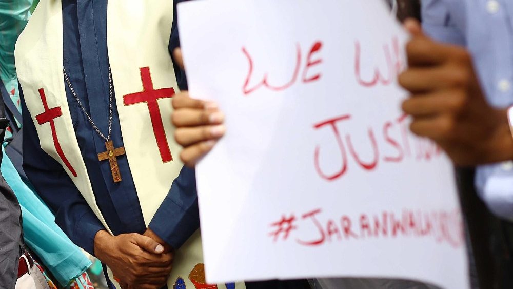 Membros da comunidade cristã participam de um protesto contra os incidentes de violência em Faisalabad, em Karachi, Paquistão, em 17 de agosto de 2023. EPA/SHAHZAIB AKBER