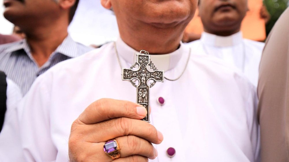 Um membro da comunidade cristã segura uma cruz durante um protesto contra os ataques da multidão que eclodiram no dia anterior em Jaranwala, perto de Faisalabad, em Peshawar, Paquistão, 17 de agosto de 2023. EPA/BILAWAL ARBAB