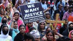 Protesto da comunidade cristã contra a violência em Jaranwala, Paquistão