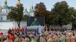 Prezydent Ukrainy, Wołodymyr Zełenski przemawiający z okazji Dnia Niepodległości na placu pod soborem Mądrości Bożej w Kijowie, 24 sierpnia 2023 r.