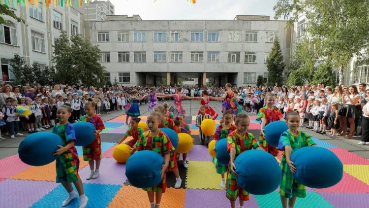 En Ucrania, el regreso a clases no deja de ser un momento festivo, a pesar de la invasión rusa.