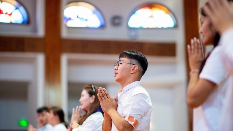 Momento de oração na Igreja Santos Pedro e Paulo em Ulan Bator. (Epa/Byambasuren)
