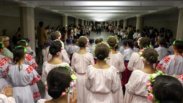 Crianças ucranianas comemoram o primeiro dia do novo ano letivo, conhecido como 'Dia do Conhecimento', dentro de uma passagem de metrô que serve de abrigo, em Kharkiv, Ucrânia, 1º de setembro de 2023. EPA/SERGEY KOZLOV