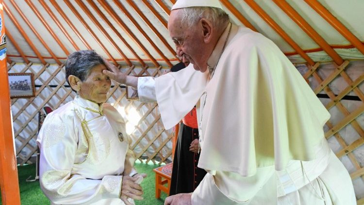 Francisco saúda e abençoa a Sra. Tsetsege (EPA/VATICAN MEDIA)