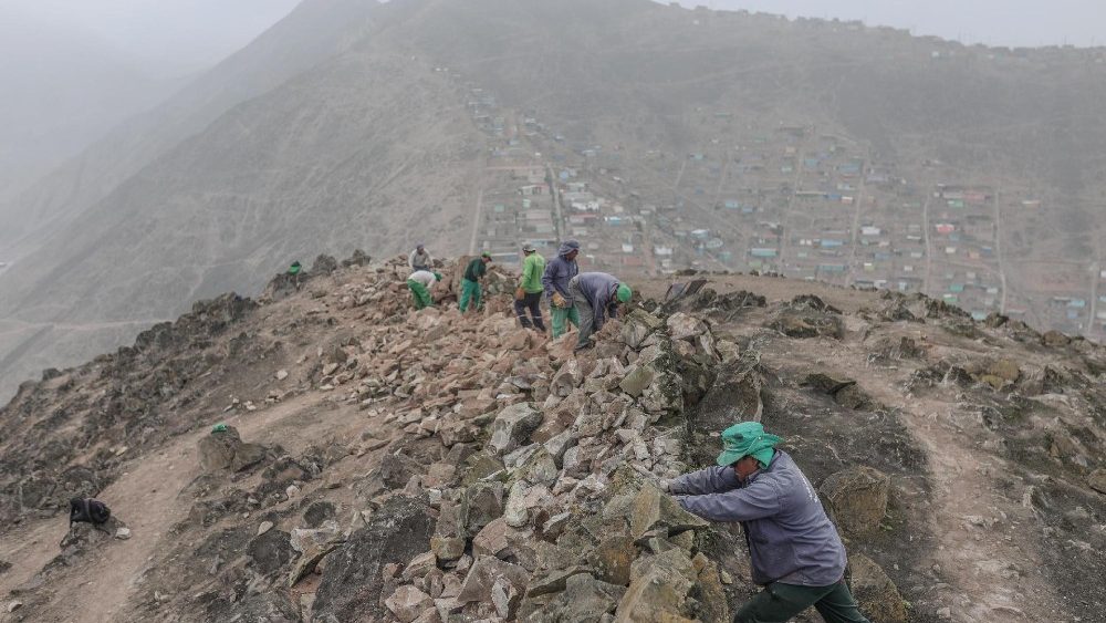 Operários no trabalho de demolição do "Muro da Vergonha" em Lima (ANSA)