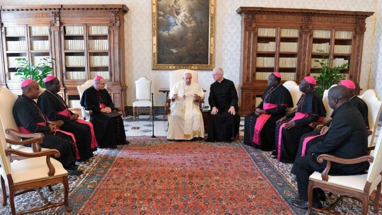 Le Pape François recevant les évêques du Zimbabwe le 8 septembre 2023.