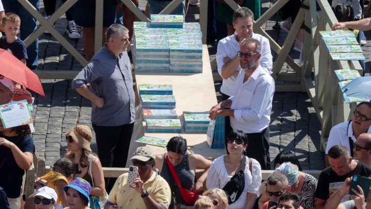 Ticīgie saņem katehēzes materiālus