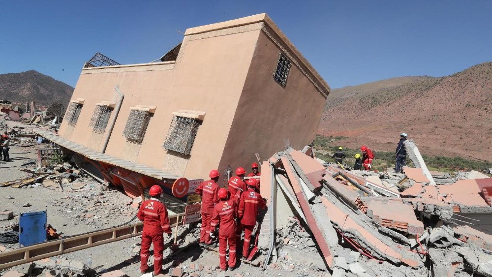 Membros da equipe de resgate trabalham entre os escombros de um prédio desabado após um forte terremoto na vila de Talat Talat N'Yaaqoub, ao sul de Marraquexe, Marrocos, em 11 de setembro de 2023. EPA/MOHAMED MESSARA 
