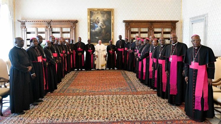 Quelques évêques du Cameroun en compagnie du Pape François. 