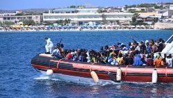 Migrantes llegan a Lampedusa, foto de archivo