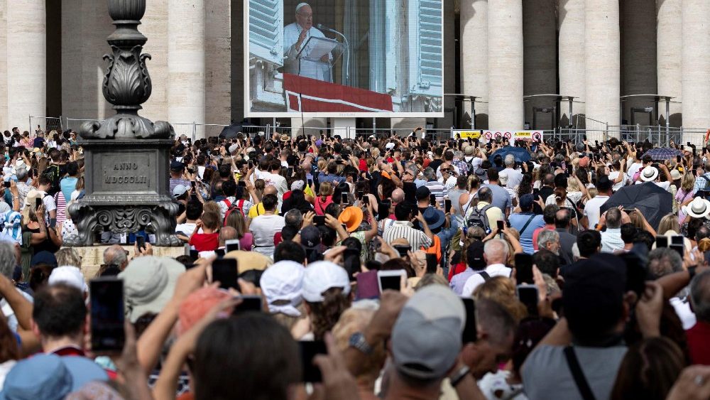 Beim Angelus auf dem Petersplatz