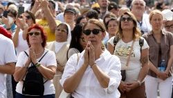 மூவேளை செப உரையில் பங்கேற்ற மக்கள்