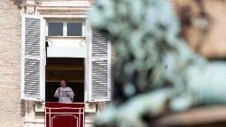 Papež Frančišek je med opoldansko molitvijo po blagoslovu povabil k molitvenemu spremljanju njegove poti v Marseille.