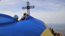 Friedenskundgebung für die Ukraine auf einem Berggipfel