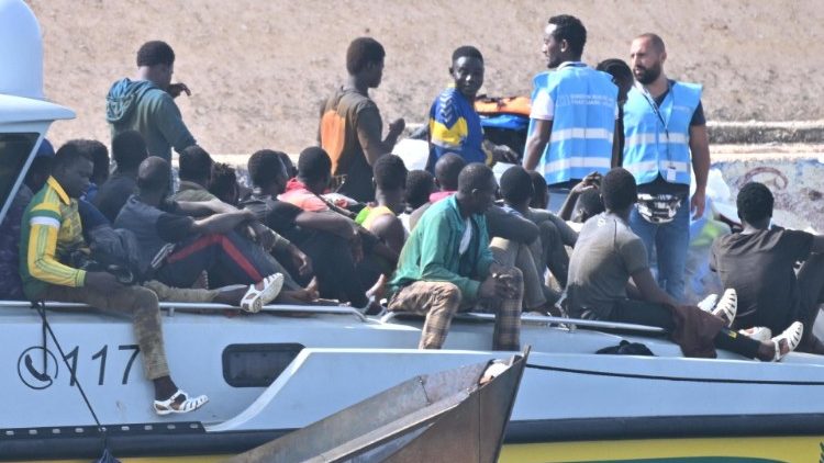 Migrantes llegan a Lampedusa