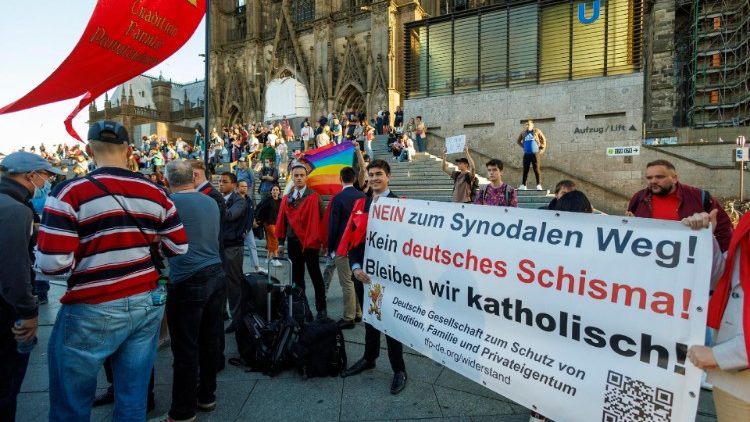 Proteste gegen die Segnungsfeier auf dem Kölner Bahnhofsvorplatz