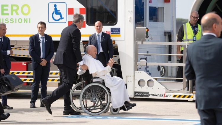 संत पापा फ्राँसिस मार्सिले के लिए रवाना हुए