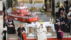 संत पापा फ्राँसिस नोट्रे-डेम-डे-ला-गार्डे महागिरजाघर में कार्डिनलों, धर्माध्यक्षों, धर्मप्रांतीय पुरोहितों, धर्मसंघियों, धर्मबहनों और सेमिनरियों के साथ संध्या प्रार्थना करते हुए 