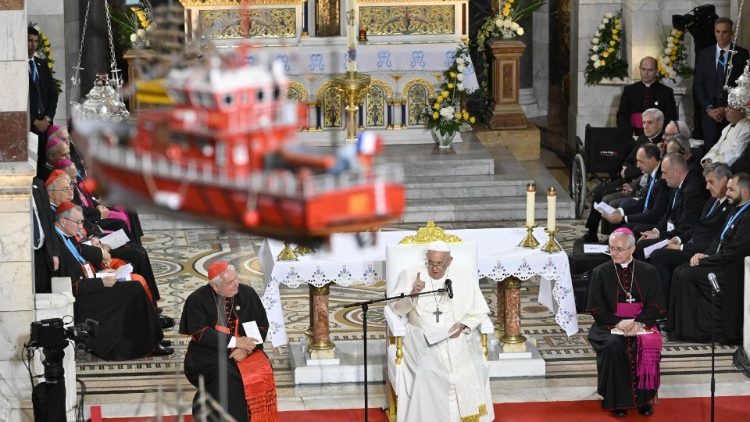 संत पापा फ्राँसिस नोट्रे-डेम-डे-ला-गार्डे महागिरजाघर में कार्डिनलों, धर्माध्यक्षों, धर्मप्रांतीय पुरोहितों, धर्मसंघियों, धर्मबहनों और सेमिनरियों के साथ संध्या प्रार्थना करते हुए 