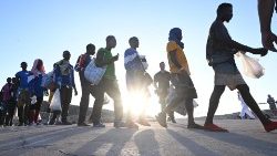 Migranten gehen auf Lampedusa an Land. Die italienische Insel sieht sich einen enormen Migrationsfluss ausgesetzt (Archivbild)