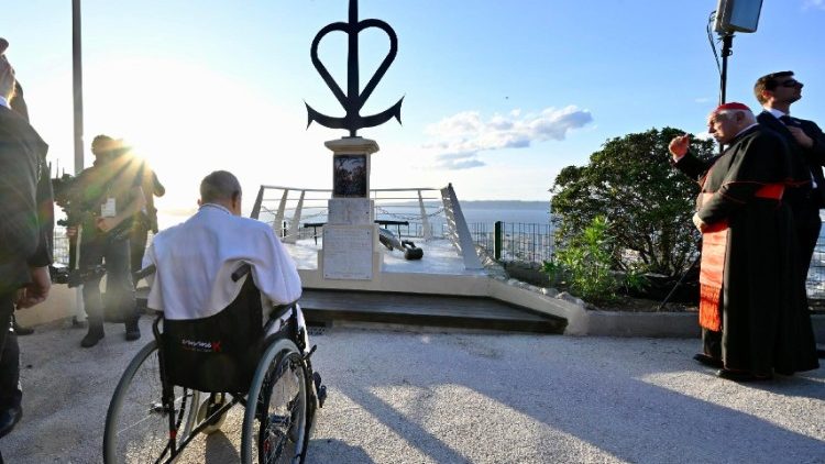 Påven ber vid minnesplatsen i Marseille för sjöfolk och migranter som dött till havs