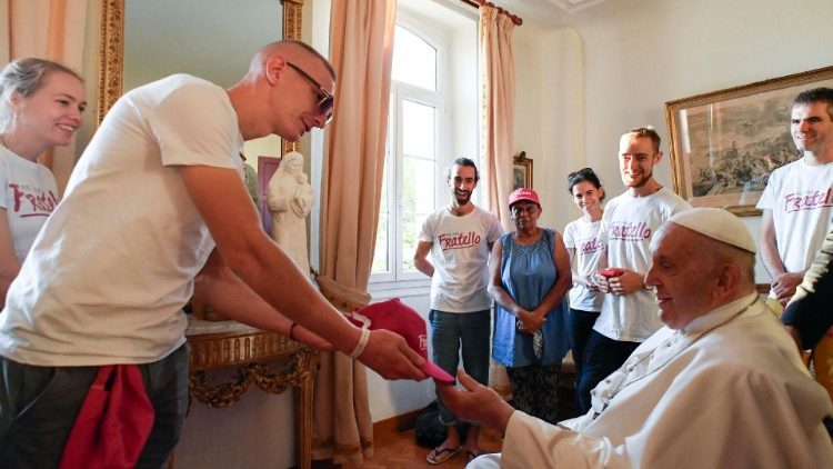 मार्सिले में आप्रवासियों से मुलाकात करते संत पापा फ्रांँसिस