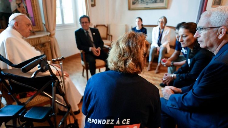 संत पापा ने विभिन्न संगठनों के लिए काम करने वाले कई लोगों से भी मुलाकात की