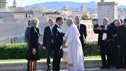 Il Papa al Palais du Pharo, accolto da Macron