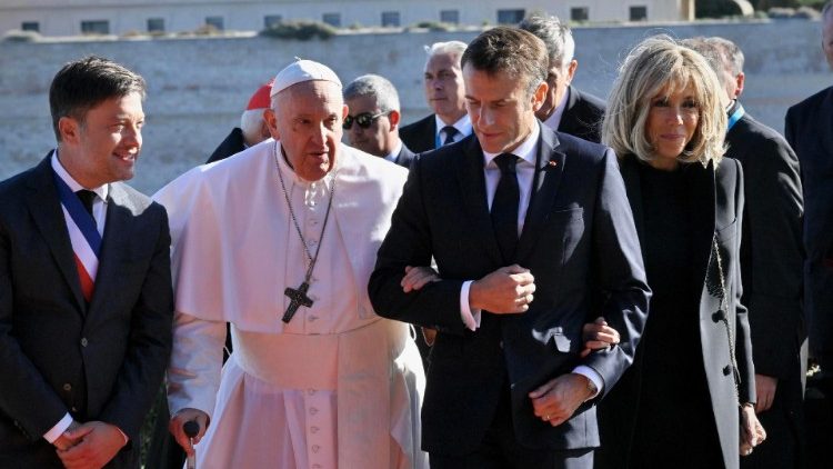 Frankreis Präsident Emmanuel Macron geleitet Papst Franziskus auf dem roten Teppich