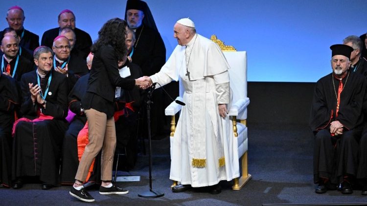 Papa je mladima naglasio važnost obrazovanja