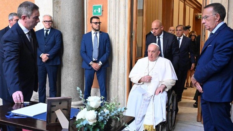 Papa amekwenda kutoa heshima kwa  marehemu rais Mstaafu Napoletano