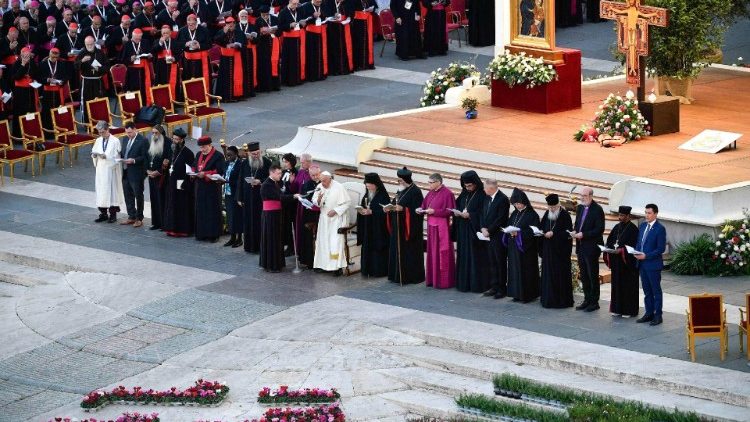 ख्रीस्तीय एकता वर्धक प्रार्थना सभा में, संत पापा फ्राँसिस और विभिन्न ख्रीस्तीय संप्रदायों के प्रमुख