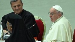 திருத்தந்தையின் அருகில் கர்தினால் மாரியோ கிரேக். 