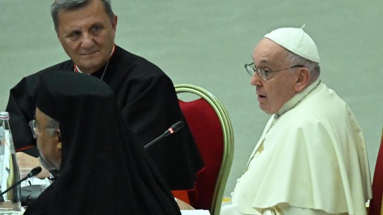 திருத்தந்தையின் அருகில் கர்தினால் மாரியோ கிரேக். 